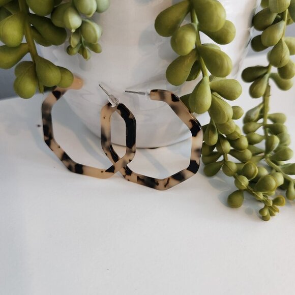Bundle and Save- Acrylic Tortoise Shell Hoop Statement Earrings. - Picture 2 of 6